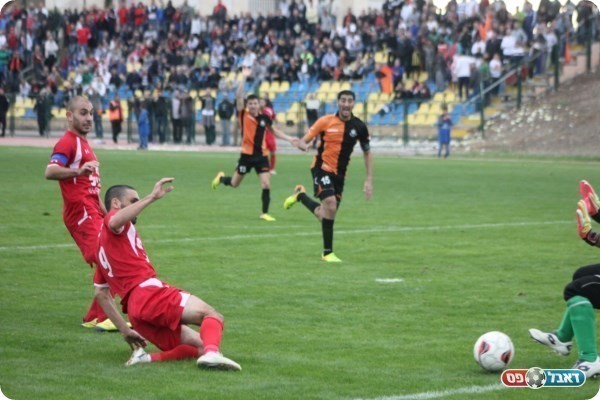תקפה קלים גלים. כהן נבלם ע"י קרא (צילום: לוטפי עיסא)