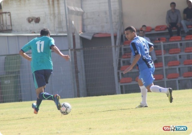 חילוף שקצת עזר. ואהדני מול שי סופר (צילום: אחמד עזאיזה)