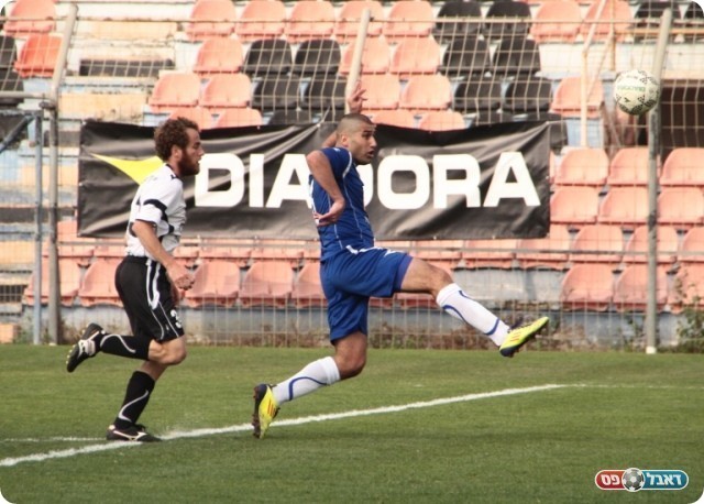 פעולה אופיינית. קרגולה בועט (צילום: קובי רוזן)