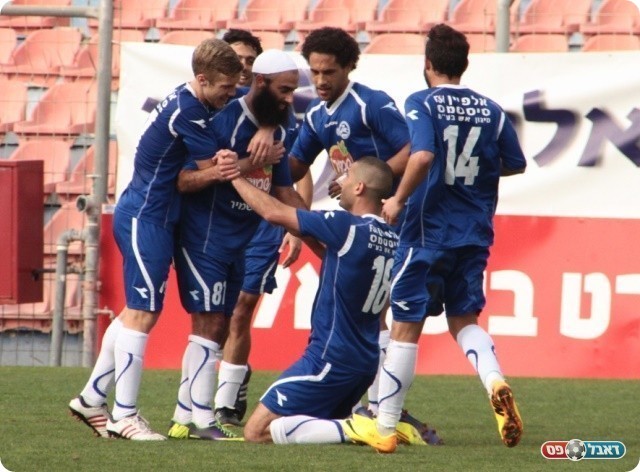 וחוגג עם החברים (צילום: קובי רוזן)