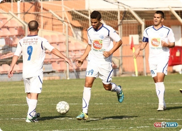 וחוגג עם אבן  (קובי רוזן)