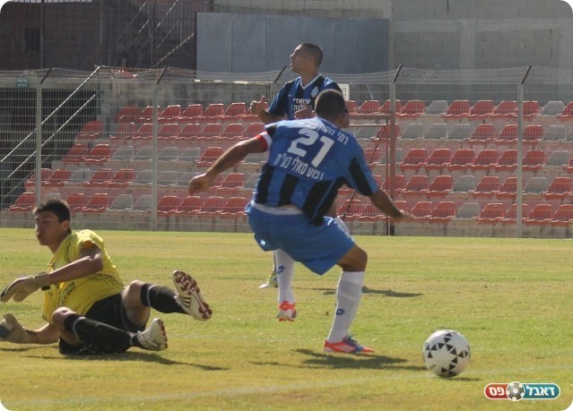 ההזדמנות של המחצית. אדביה עוצר את גומה (צילום: אחמד עזאיזה)