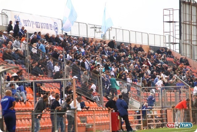 מרגישים את הרוח החדשה. אוהדי יפו (צילום: קובי רוזן)