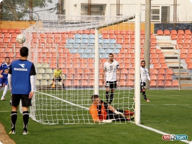 בניגוד לנעשה במגרש. הנגיחה של כהן דצק ברשת (צילום: קובי רוזן)