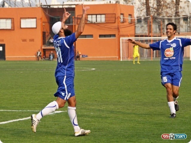 שמרו על המקום הרביעי. כהן צדק חוגג את השער (צילום: קובי רוזן)