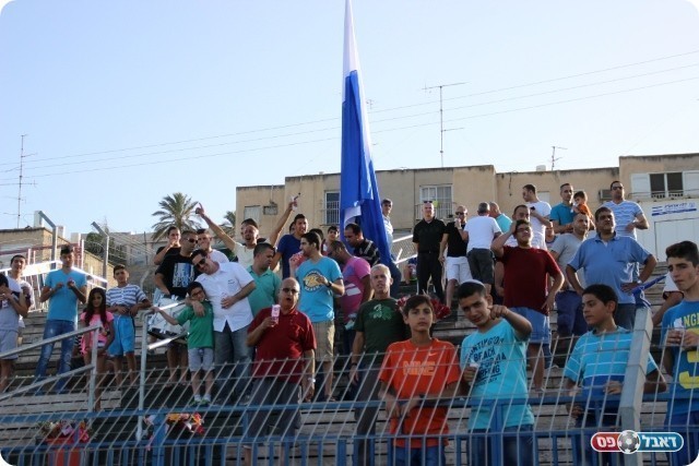 חילקו פרחים. אוהדי טבריה (עודד חסין)