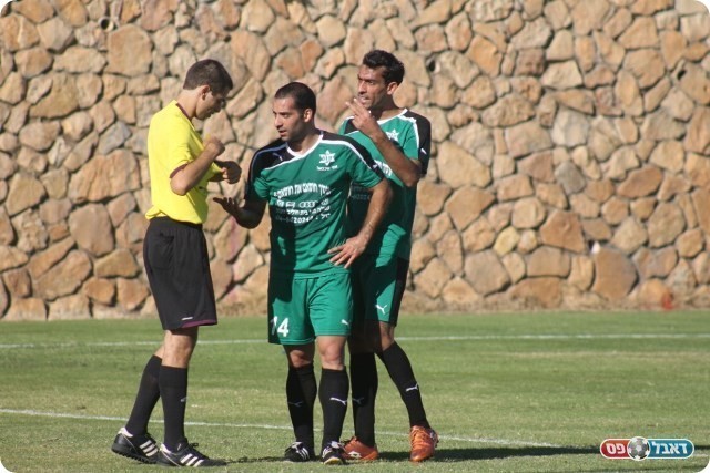 צהובים בסיטונות. רייכמן שולף צהוב לסמען (צילום: אחמד עזאיזה)