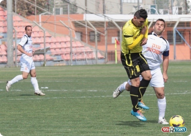 הגנת כפר שלם התמודדה היטב. אהרון עוצר את רביבו (קובי רוזן)