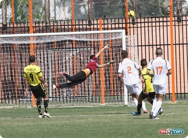 פרפר את ההגנה. הכדור של ביטון הולך גבוה (קובי רוזן)