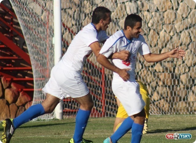 מסר לליגה. חוגגים את השלישי (צילום: אחמד עזאיזה)