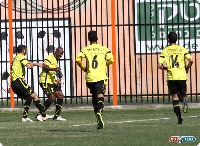 חזק בתמונת הפלייאוף. חוגגים עם דוס סנטוס (קובי רוזן)