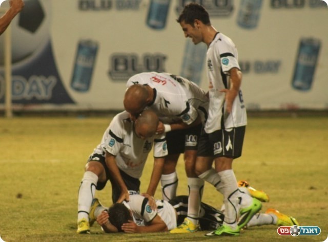 שלוש נקודות מעלייה. שחקני אחי נצרת (צילום: אחמד עזאיזה)