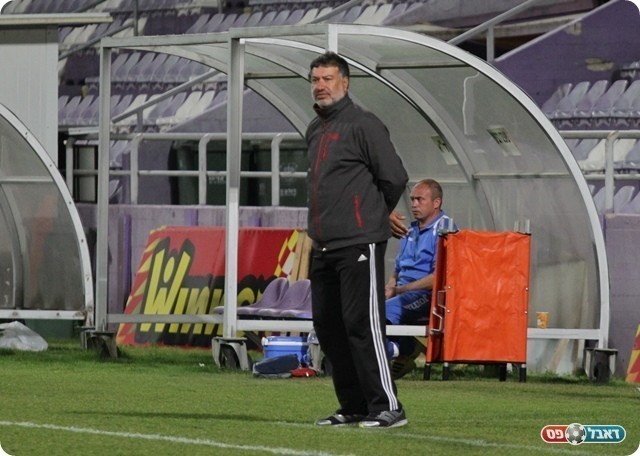 חילוף במחצית. עיסא (צילום: קובי רוזן)