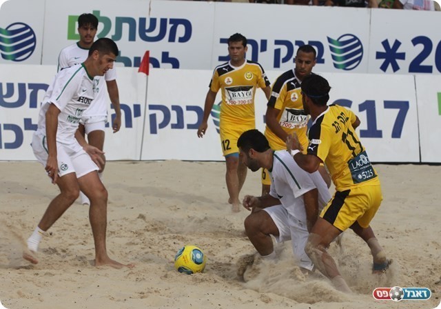 רביב וברנס בחיפה רוצים כדור.(צילום:שלומי גבאי)