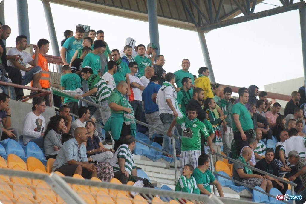 קראו לשינויים. אוהדי כפר סבא (צילום: אחמד עזאיזה)