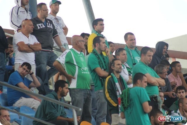 עוד איבוד נקודות. אוהדי כפר סבא (צילום: אחמד עזאיזה)