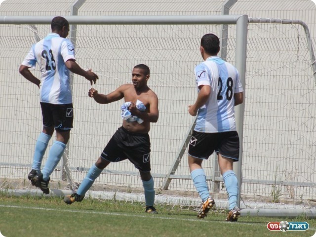 המשחק התעורר. אבובילאל חוגג את היתרון (תאמר סרסור)