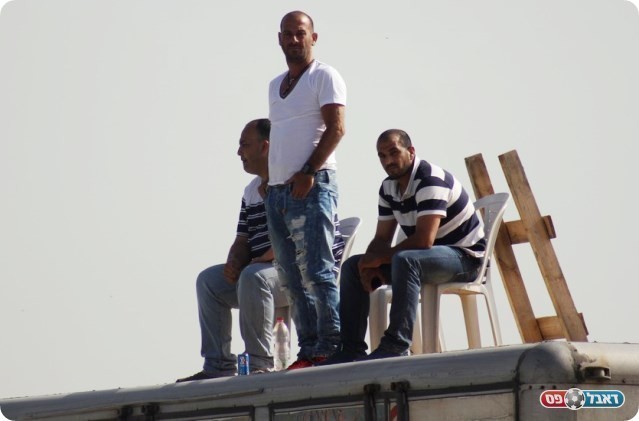 פתרון יצירתי. אטלי על גג המשאית (תאמר סרסור)