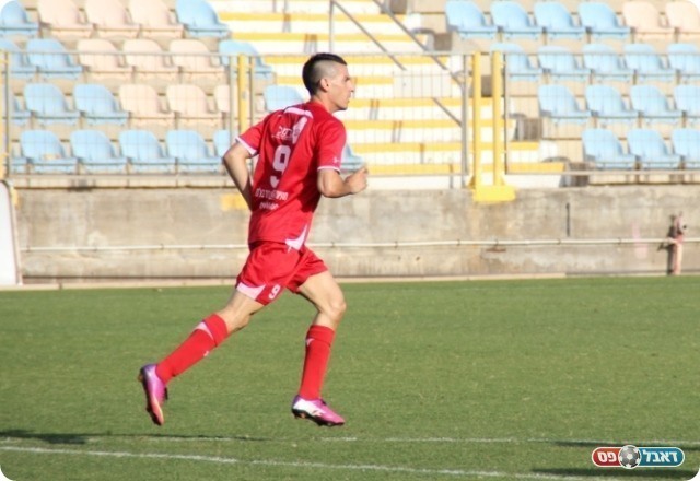 משחק חדש ? אברג'יל כובש ולא ממש חוגג (צילום: עודד חסין)