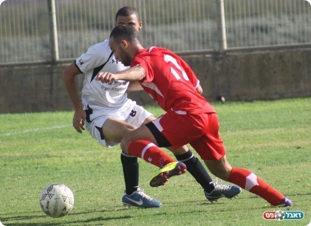 ניסה מכל מצב. אחמד דראושה מול מוחמד מחג'נה (צילום: אחמד עזאיזה)