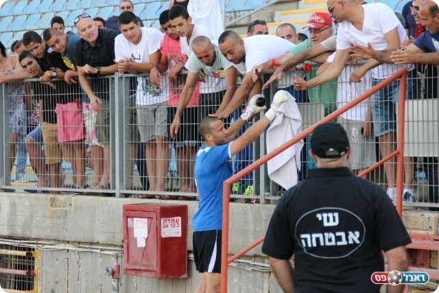 סיום מרגש לעונה יפה. אוהדי טבריה מודים לשחקנים (צילום: עודד חסין)