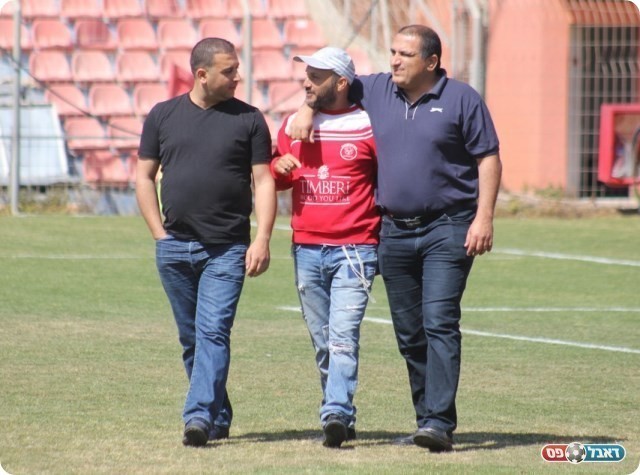 עלו עם התותחים. סירוטקין (במרכז) וחברי הנהלת כפר קאסם (תאמר סרסור)