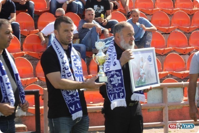 טקס מרגש. אביו ואחיו של סוהיב ז"ל עם המזכרות (תאמר סרסור)