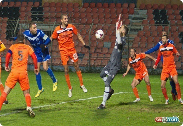 רגע המחלוקת. הנגיחה של מלכה (קובי רוזן)