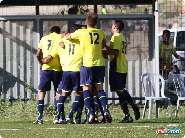 שלא כובשים, סופגים. דימונה חוגגת את השער (עבדאללה אזברגה)