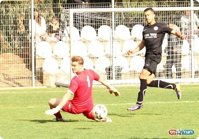 והכדור מורחק (צילום: קובי רוזן)