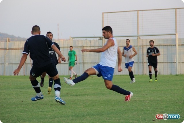 המלחמה על כל כדור לא הפסיקה (צילום: עודד חסין)