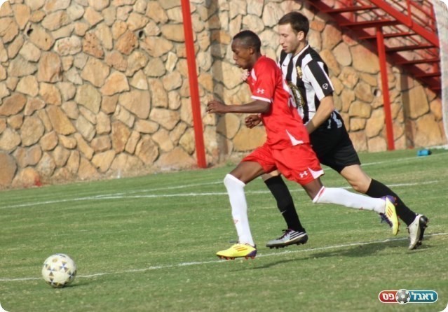 הראו כמי שמסתפקים בתוצאה. דסטה מול דור בלובל (צילום: אחמד עזאיזה)