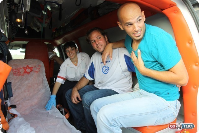 חי בן לולו מפונה לבית החולים.(צילום:שלומי גבאי)