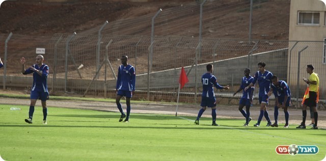 וחוגג עם החברים (צילום: שלומי גבאי)