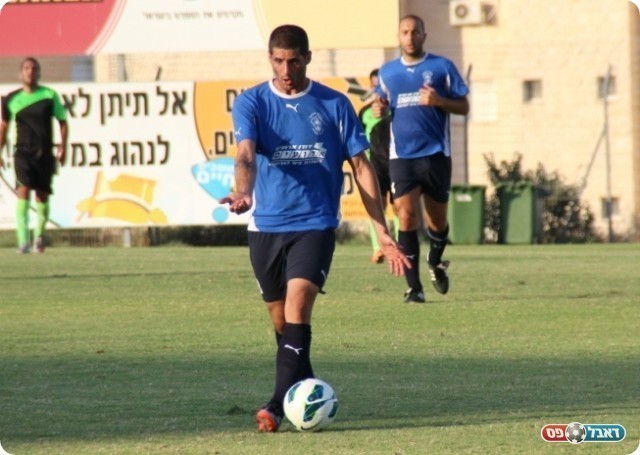 שליטה של טבריה במשחק. עקיבא (צילום: עודד חסין)