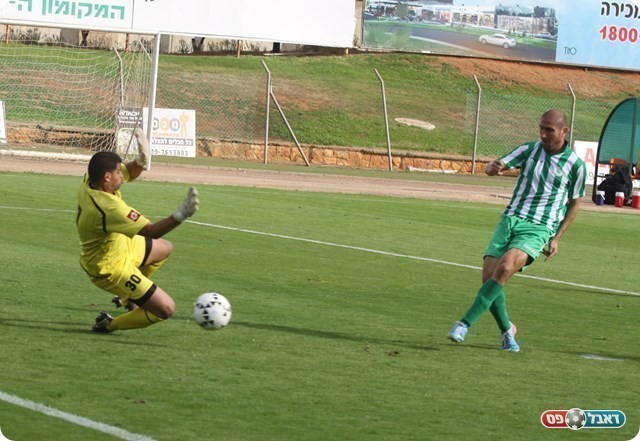 זה היה נבדל. ניסים מכניע את בעדש (צילום: שלומי גבאי)