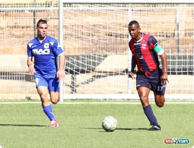 יפו לא הרימה ידיים. שרבוש מול אפללו (צילום: קובי רוזן)