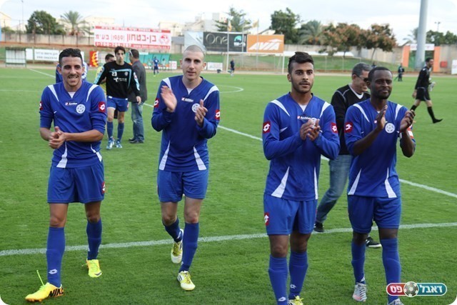 ניצחון ענק. שחקני חדרה חוגגים (צילום: שלומי גבאי)