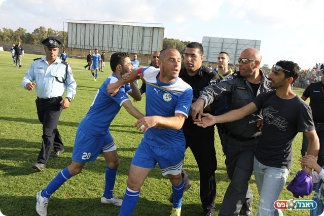 "הכדורגל בנוי על אמוציות". טל מתעמת עם אוהדי אולגה (צילום: שלומי גבאי)