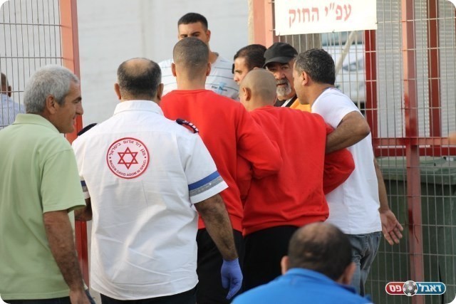 פציעה קשה. קעדאן מפונה (צילום: אחמד עזאיזה)