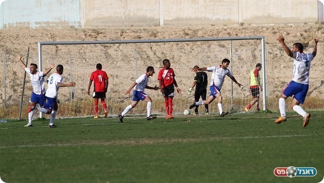 בניגוד למהלך המשחק. רהט חוגגת יתרון (עבדאללה אזברגה)