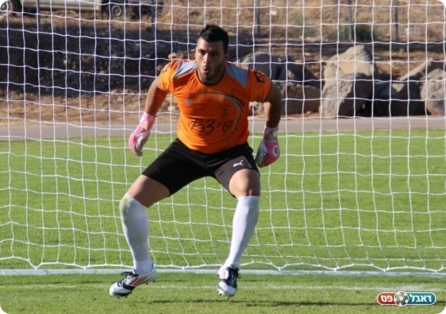 נכנס אל בין הקורות. מוזלבט (צילום: עודד חסין)