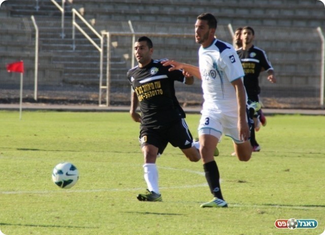 שלושה מצבים בעשר דקות. אלקובי (בשחור) וברוור (צילום: עודד חסין)