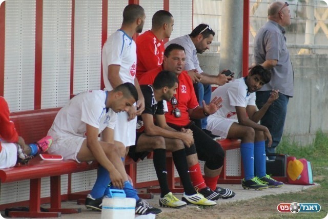 לחוצים. הספסל של באקה (צילום: אחמד עזאיזה)