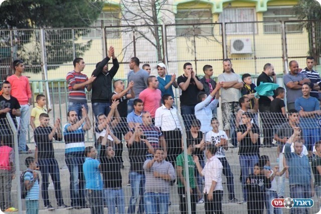 ומקפיץ או האוהדים (צילום: אחמד עזאיזה)