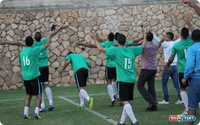 חוגגים עם האוהדים (צילום: אחמד עזאיזה)