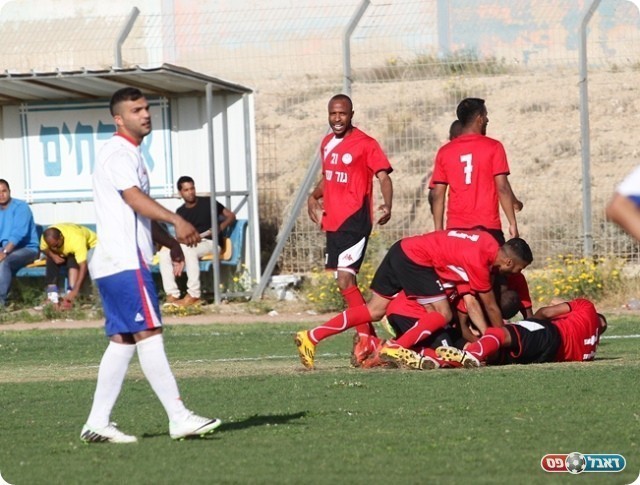 שחוגגת על רקע רהט המאוכזבת (עבדאללה אזברגה)