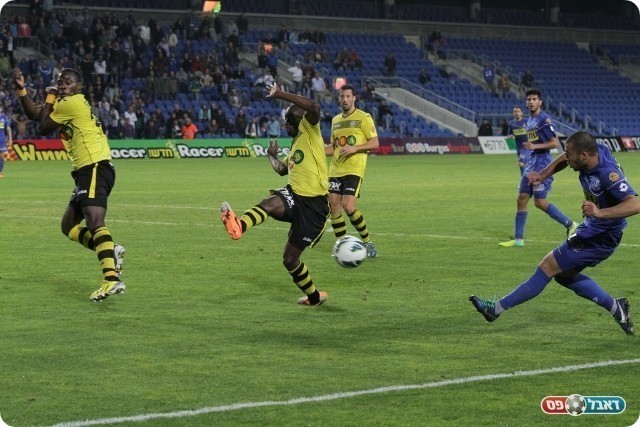 שער שכולו טעות. דבוריה שולח רוחב (צילום: קובי רוזן)