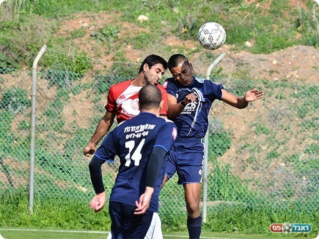 ג'נח גובר על פלג (צילום: ארנון לוי)