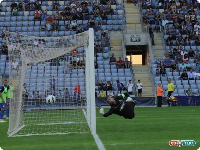 איבגי מנסה להדוף את הכדור (צילום: קובי רוזן)